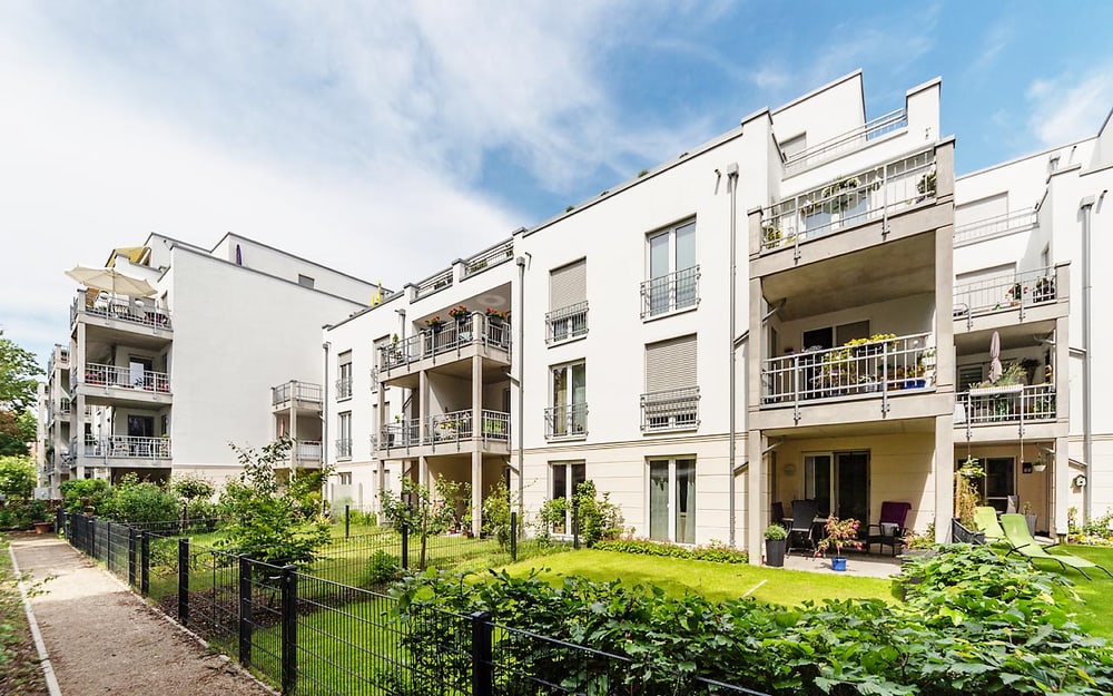 Moderne Wohngebäude mit Balkonen und grünen Außenflächen