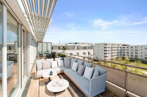 Geräumiger Balkon mit Sitzgruppe