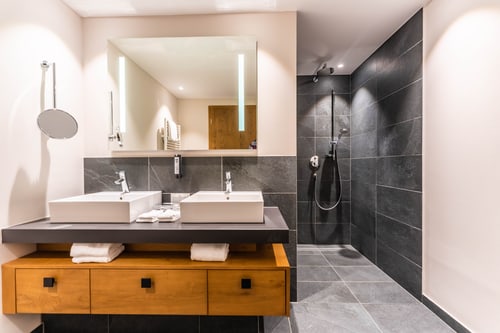 Modernes Bad mit Doppelwaschbecken